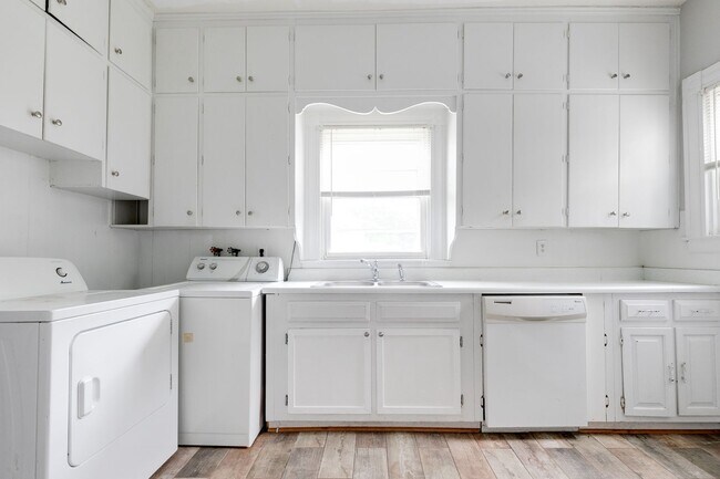 Foto del edificio - Price Drop on Large West End Rental off of...