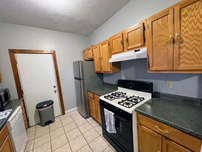 Building Photo - 3 bed 1 bath - South Oakland, central air,...