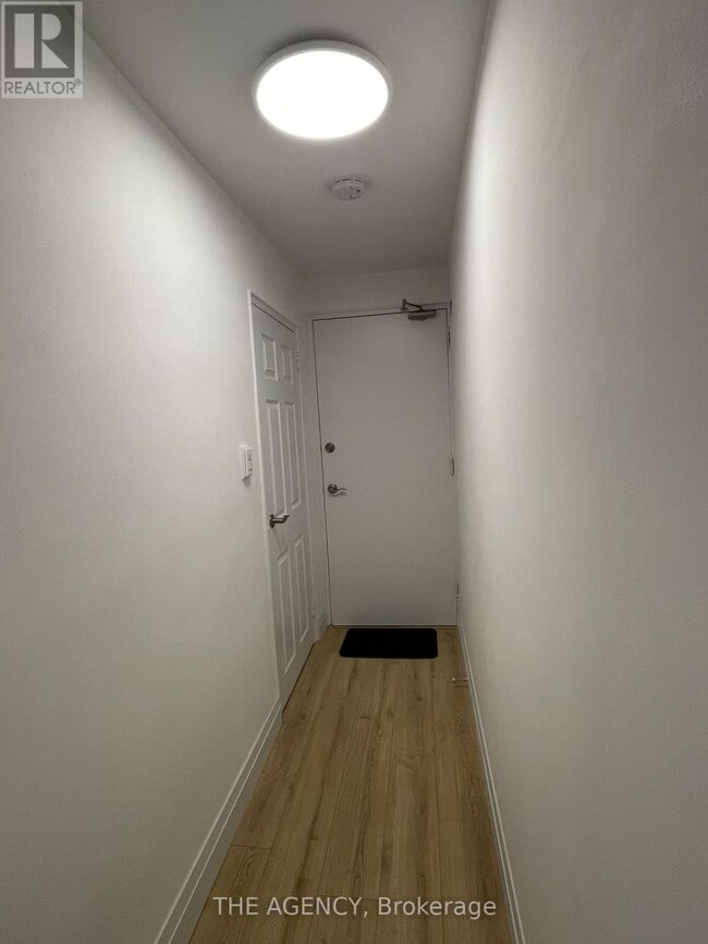 Building Photo - 2940 Dundas St W