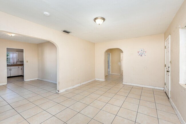 Building Photo - 600 Tropic St