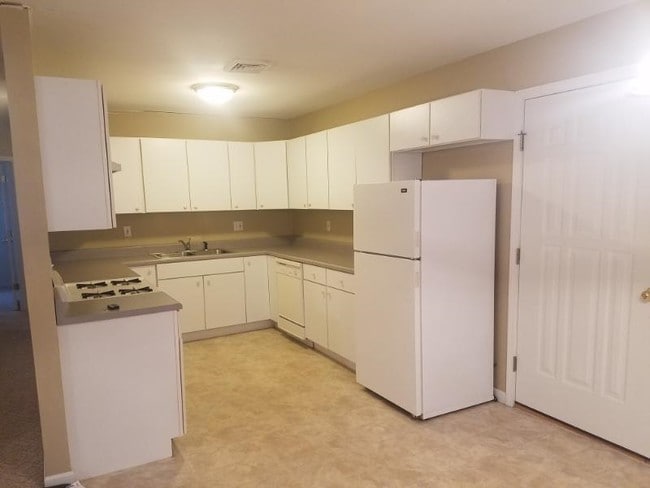 Interior Photo - 335 S Main St