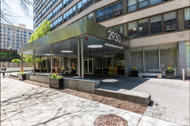 Building Photo - 2930 N Sheridan Rd