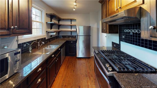 Foto del edificio - Adorable and clean Midwood cottage.