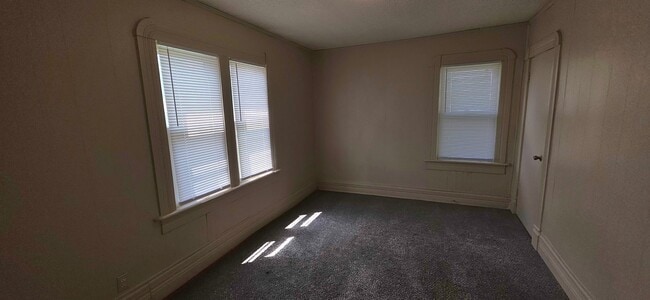 Building Photo - 2 Bedroom 1 Bathroom home;  $725!