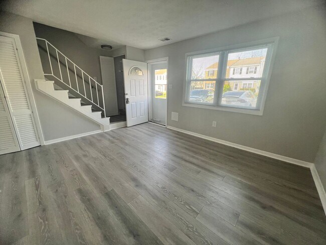 Building Photo - Newly Renovated 3 BR/1.5 BA Townhome in Gl...