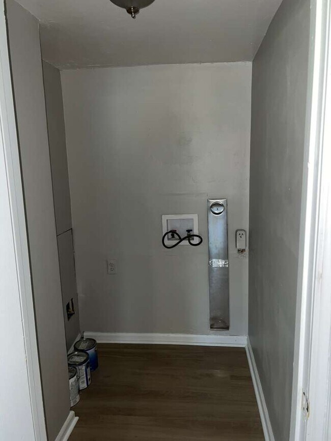 Foto del edificio - 311 Burke Ave