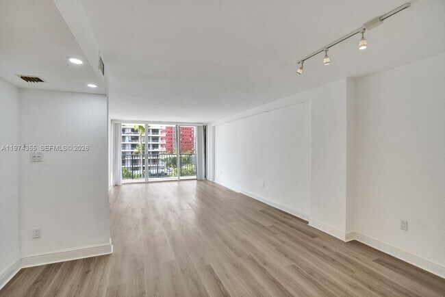 Building Photo - 1450 Brickell Bay Dr