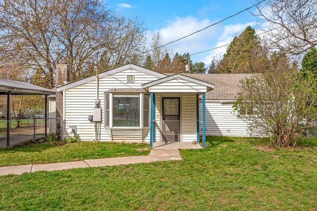 Building Photo - Central CDA rancher 2 bed 1 bath with 2 ca...