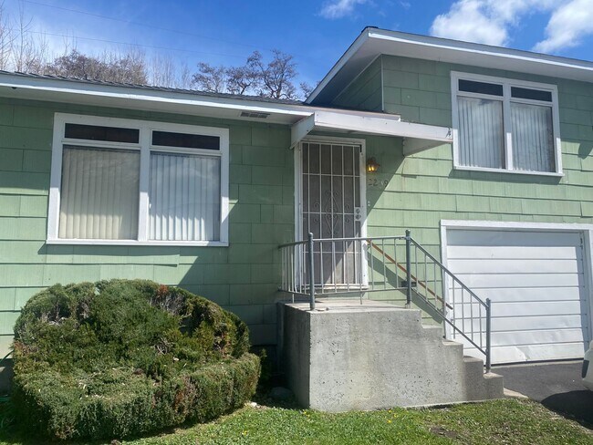 Foto del edificio - 2 bed 1 bath duplex. Less than 3 miles fro...