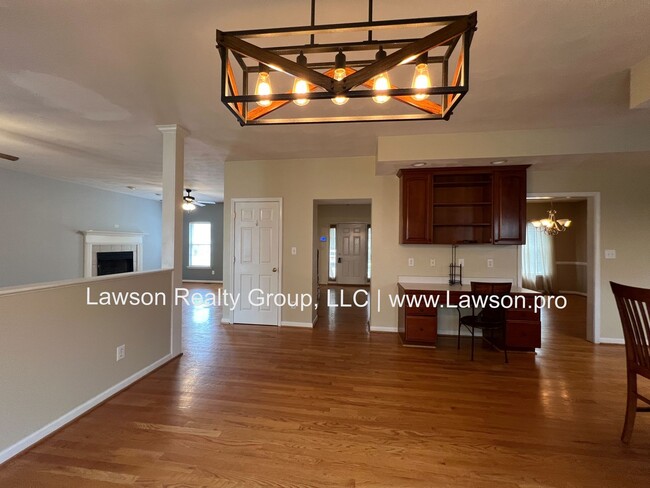 Building Photo - Large 4 Bedroom, 2 1/2 Bath Colonial Style...