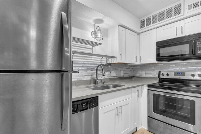 Building Photo - 1840 Burton Dr