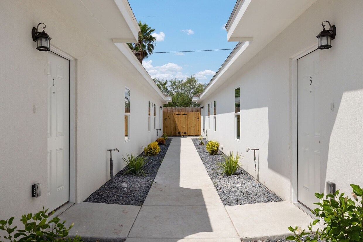 Foto del edificio - 120 W Diamondhead Ave