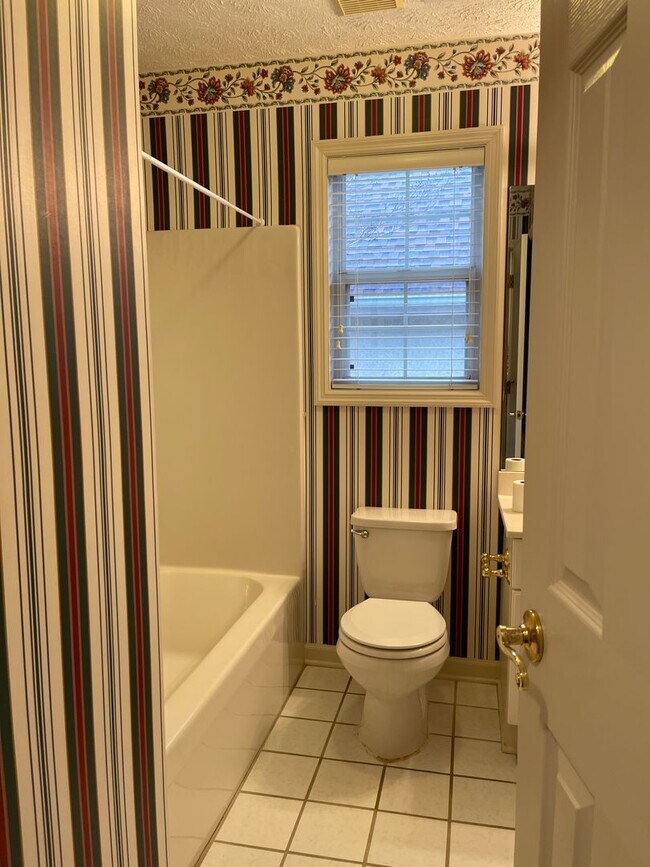 Foto del edificio - Well Maintained Home In Desired Grove Hill...