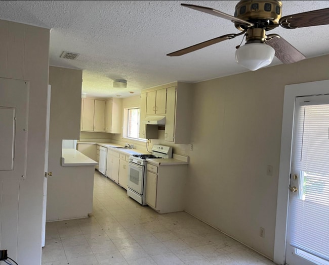 Building Photo - 87 Ridgecrest Dr