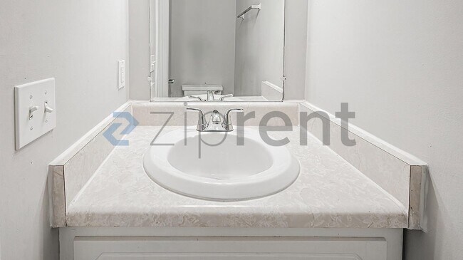 Building Photo - 815 Golf View Pl