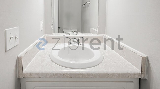 Building Photo - Unit APT E