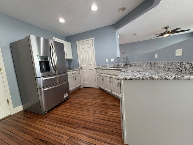 Foto del edificio - ~Available Now~ Beautiful Three Bedroom Home in Englewood!