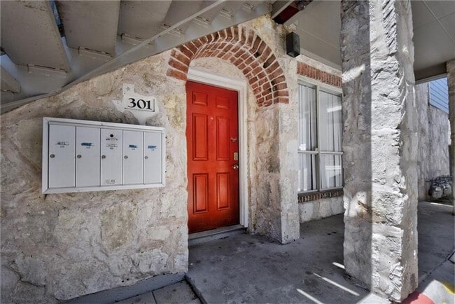 Building Photo - 4X2 West Campus Condo Under $900 Per Bedroom