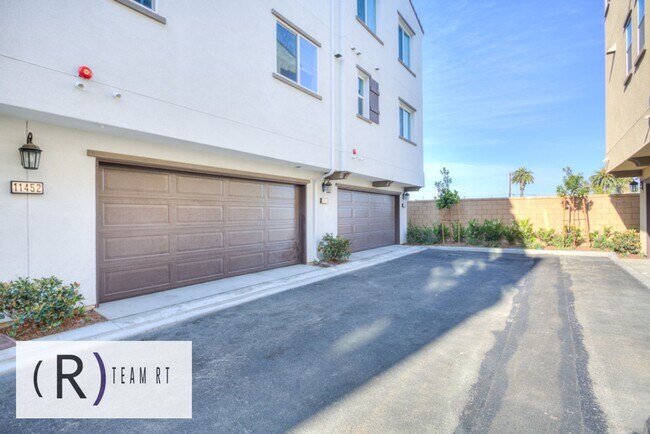 Foto del edificio - Gorgeous 3 Story 4 Bedroom 3.5 Bathroom Br...