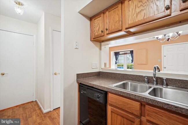 Foto del edificio - 6084 Netherton St