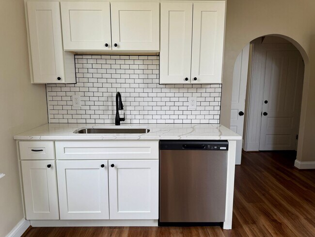 Foto del edificio - Newly Renovated, All Brand New, Huge 4 bedroom! Incline District