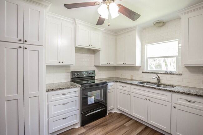 Building Photo - 8805 Woodway Dr