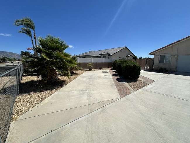 Foto del edificio - 7728 Paisley Ave
