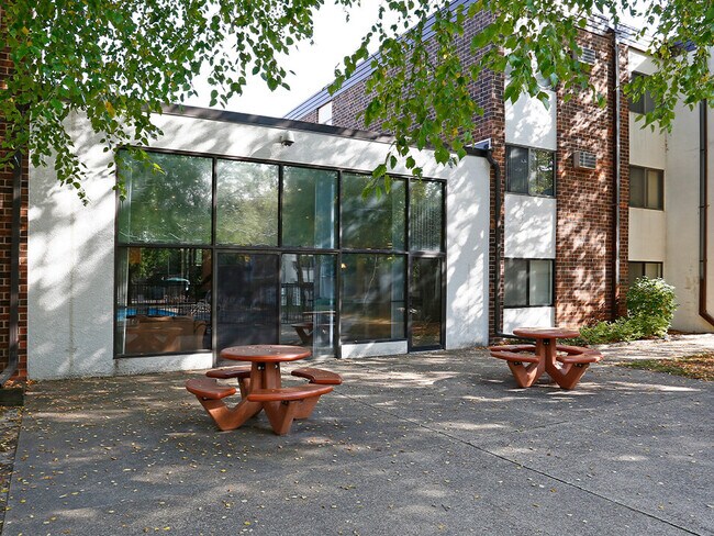 Disfruta de un almuerzo al aire libre en nuestra área de pícnic - Olympik Village Apartments