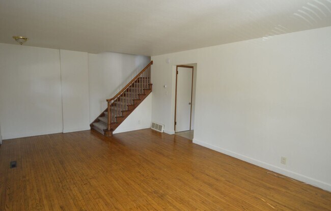 Building Photo - Spacious 4 Bed 2 Bath Duplex! Garage and A...