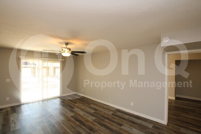 Foto del edificio - 2807 E Paradise Ln