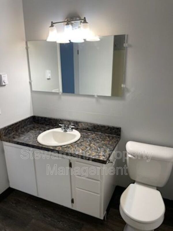 Building Photo - 857 Kerns Dr NE