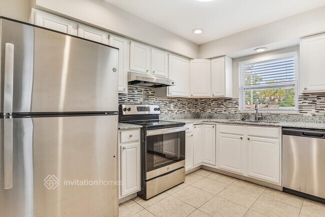 Building Photo - 6146 Balboa Dr