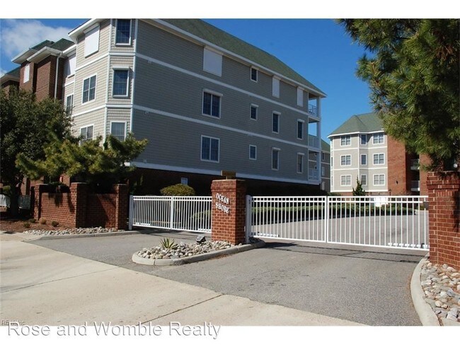 Building Photo - 2425 Ocean Shore Cres