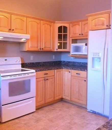 Kitchen cupboards - 4710 Mills Dr