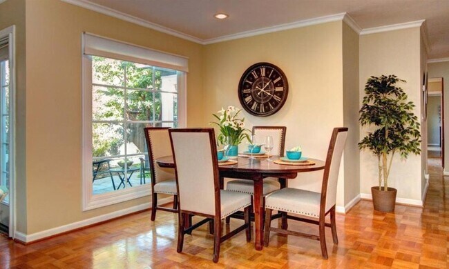Building Photo - Charming Coastal Midtown Palo Alto 3bd/2 B...