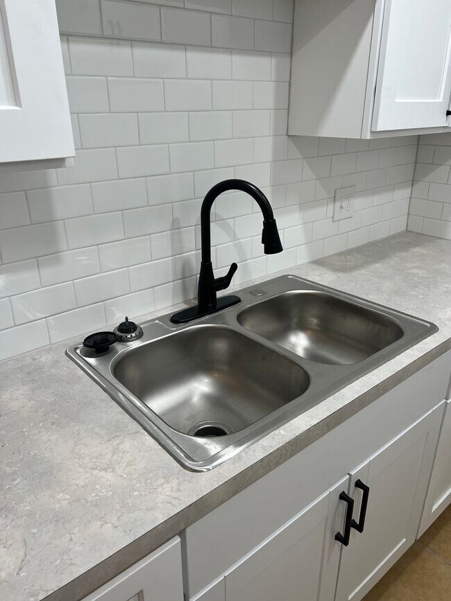 Building Photo - Updated 1BR across from UF Health Shands - FREE PARKING!