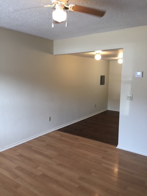 Building Photo - 305 W Pleasant Valley Rd