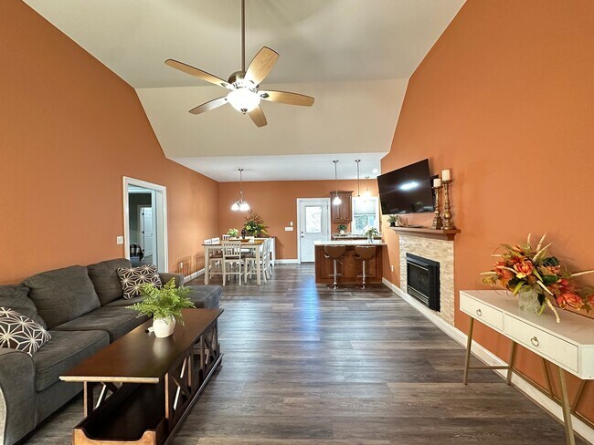 Foto del edificio - Lovely Custom Built Home with 2 Car Garage...