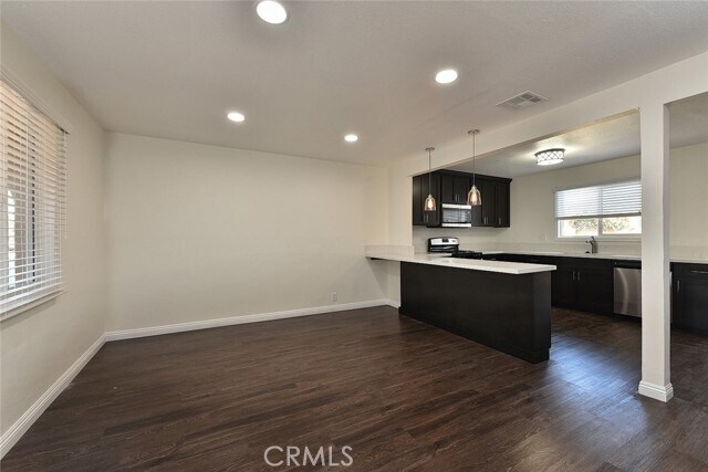 Foto del edificio - 215 W Petunia St