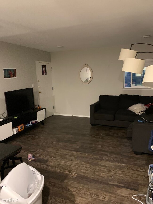 Building Photo - 3 br, 2 bath Apartment - 2810 salado st