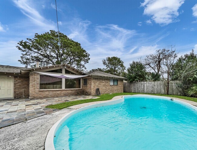 Foto del edificio - 5807 Burlinghall Dr