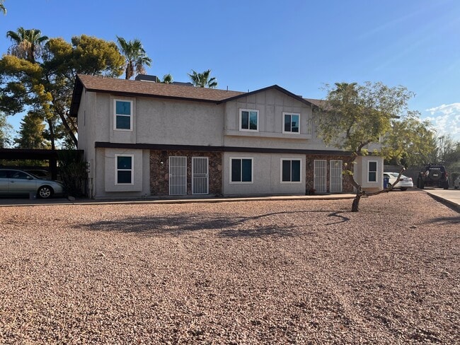 Building Photo - 1440 E Knoll Cir