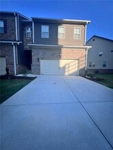 Building Photo - 2085 Manor Pointe Dr