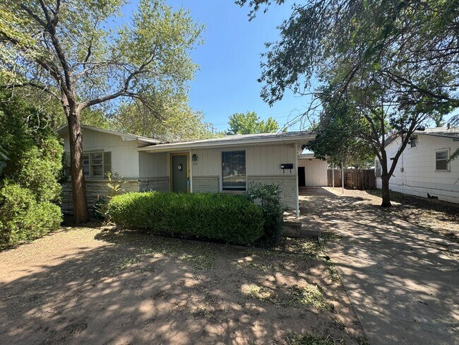 Building Photo - MOVE IN SPECIAL * Spacious 3 Bedroom Home ...