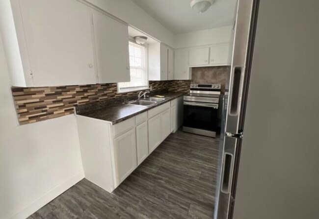Foto del edificio - 651 E 52nd Pl N