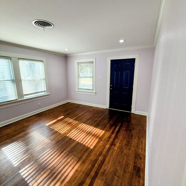 Foto del edificio - 3BR/2BA Cottage-Style Home, offering timeless character for Lease