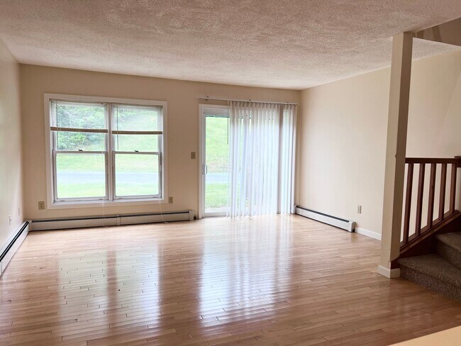 Building Photo - Lakeview 2 bedroom, 1 1/2 bathroom