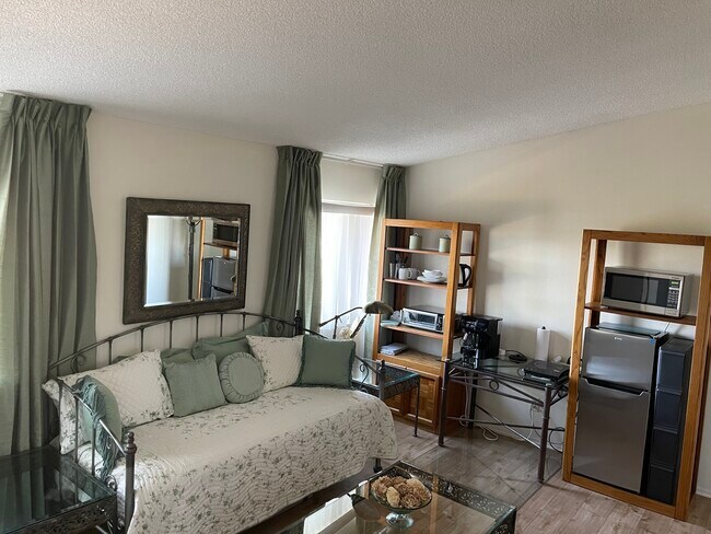 Actualmente hay una cama matrimonial en lugar del sofá cama individual. A elección de los residentes. - 3814 Corbin Ave