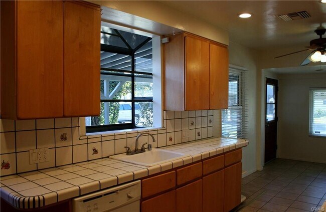 Building Photo - 5056 Newcastle Ave