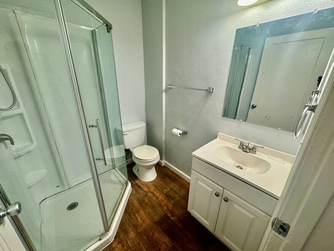 Building Photo - Newly Renovated 1bd/1bth Apartment Available!